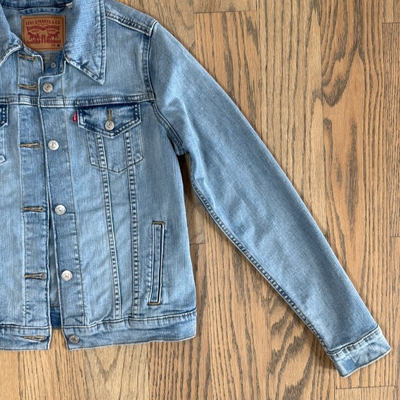 Levi's Women’s Classic Light Blue Denim Jacket Size Medium - Picture 6 of 14